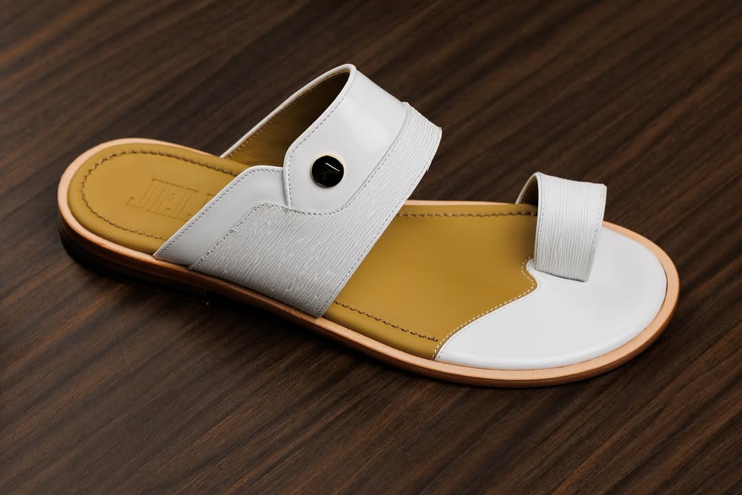 JELD White Smooth Single-Strap Reinforced Heel Sandal