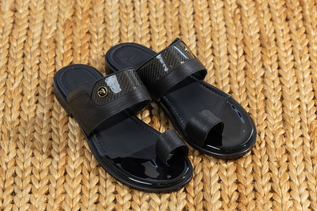 JELD Black Patent Glossy Croc-Embossed Reinforced Heel Sandal