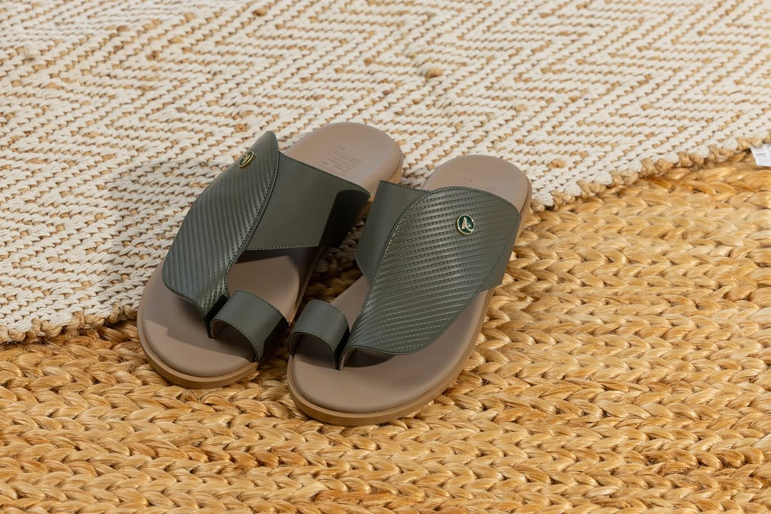 JELD Olive Fine-Grain Textured Flat Leather Sandal